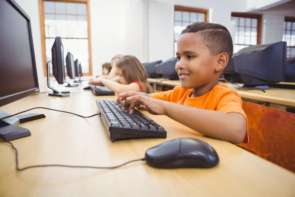 Lachende student met behulp van een computer — Stockfoto