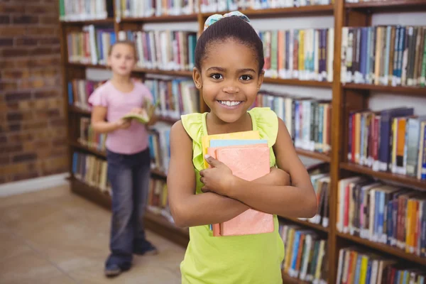 Estudiante sonriente sosteniendo algunos libros —  Fotos de Stock