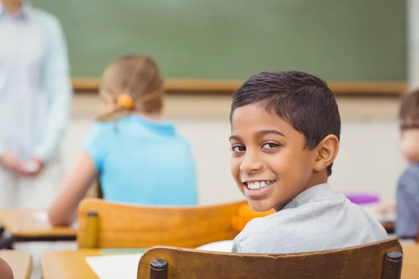 Ученик улыбается в камеру во время занятий — стоковое фото