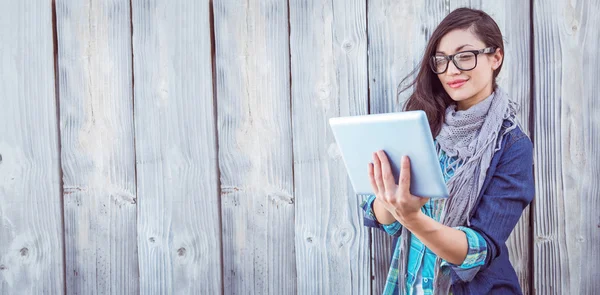 Hipster en utilisant le comprimé pc — Photo