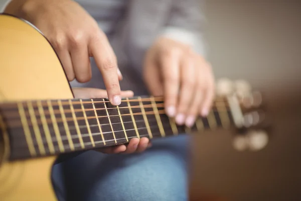 Учитель дает уроки игры на гитаре ученику — стоковое фото