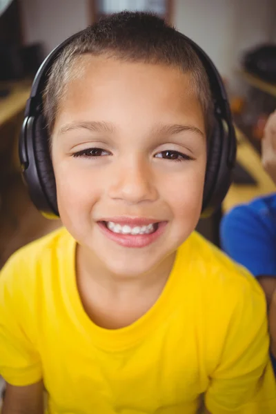 Lindo alumno en clase de informática sonriendo a la cámara — Foto de Stock