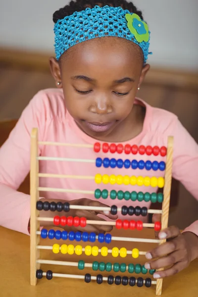 Fokuserad elev beräkna med abacus — Stockfoto
