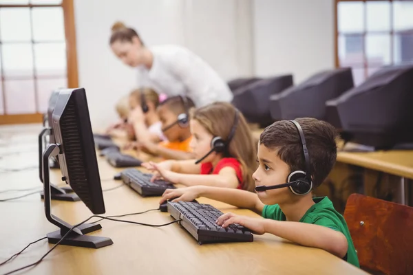 Studenten met behulp van computers in de klas — Stockfoto