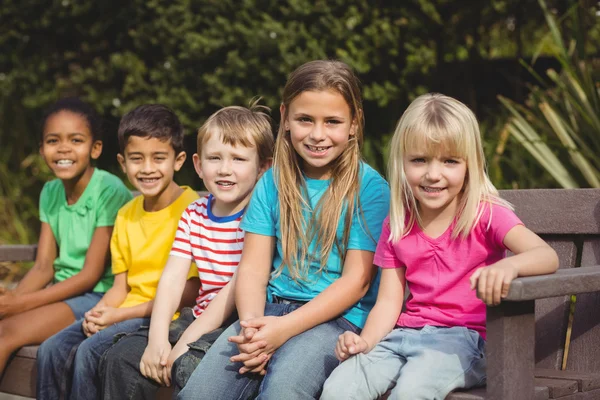 Lachende klasgenoten zittend op de Bank — Stockfoto