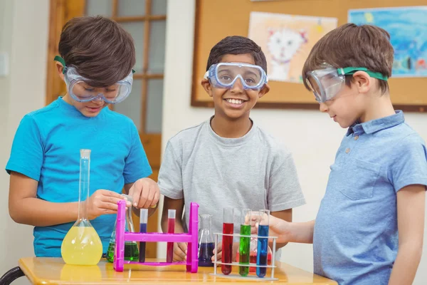 Elever på vetenskap lektion i klassrummet — Stockfoto