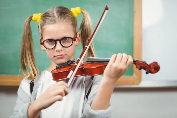 Aluno bonito tocando violino em uma sala de aula — Fotografia de Stock
