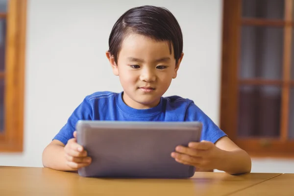Netter Schüler im Unterricht mit Tablet-PC — Stockfoto