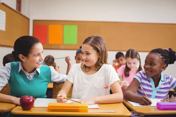 Insegnante che aiuta gli alunni durante la lezione — Foto Stock