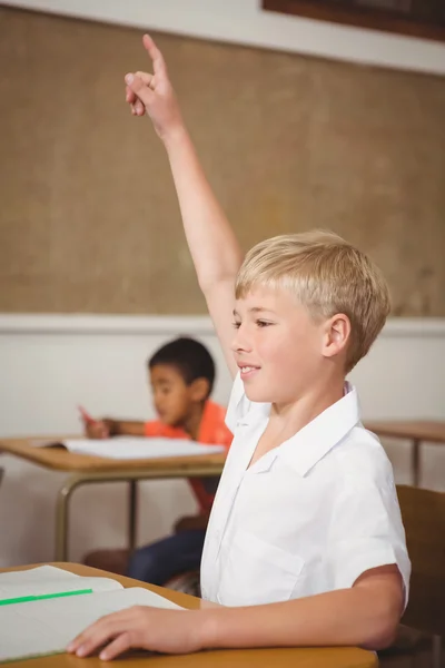 Студент поднимает руку, чтобы задать вопрос — стоковое фото