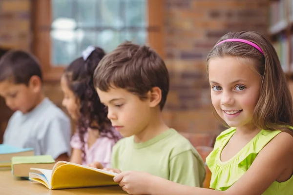 Leerlingen die boeken lezen in de bibliotheek — Stockfoto