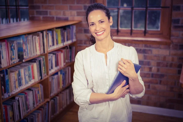 Leende lärare håller en tablett i hennes händer — Stockfoto