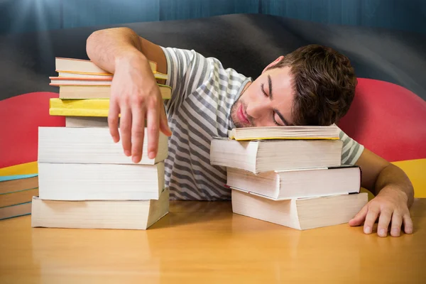 Estudiante dormido en la biblioteca — Foto de Stock