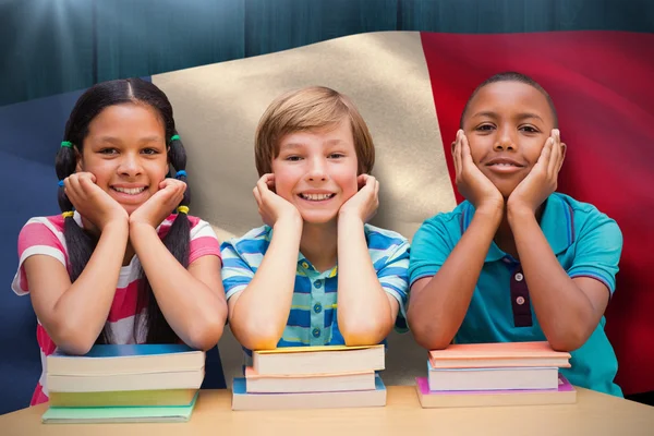 Niedliche Schüler schauen in Bibliothek — Stockfoto