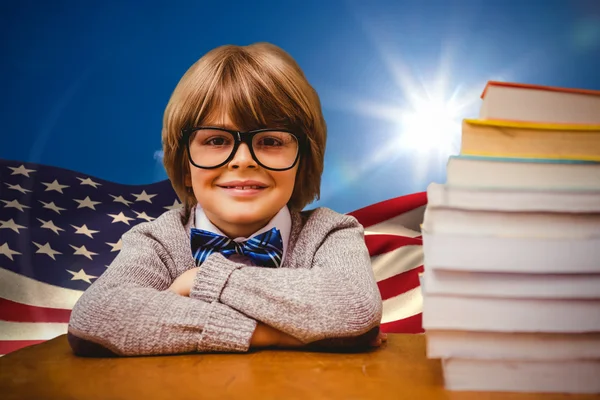 Imagem composta de aluno com muitos livros — Fotografia de Stock