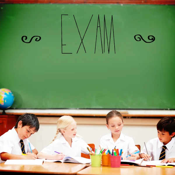 Word-examen mot söta elever — Stockfoto