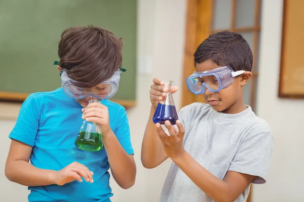 Elèves à la leçon de sciences en classe — Photo