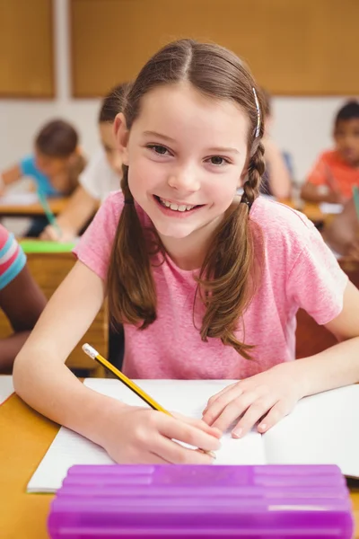 Meisje glimlachend in de camera in de klas — Stockfoto