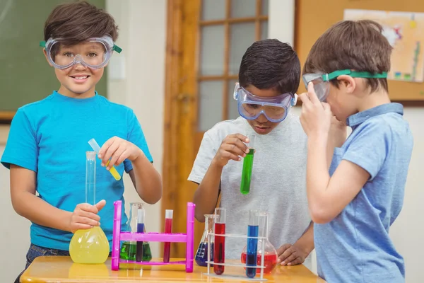 Schüler beim Naturkundeunterricht im Klassenzimmer — Stockfoto