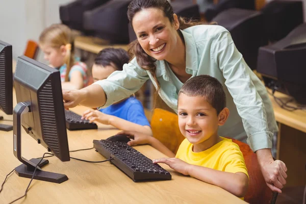 Lindos alumnos en la clase de informática con el profesor — Foto de Stock