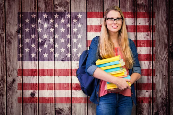 Hübsche Studentin in der Bibliothek — Stockfoto