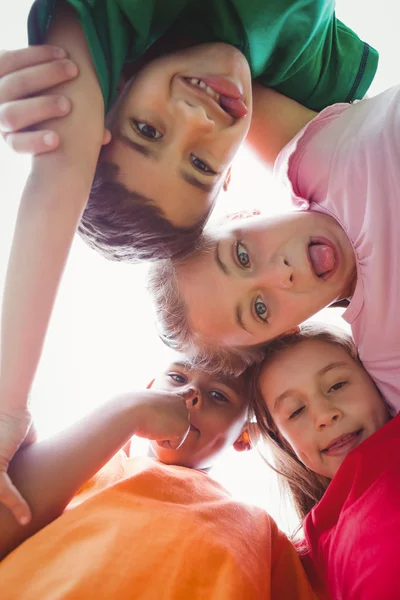 Leerlingen kijken neer op camera — Stockfoto