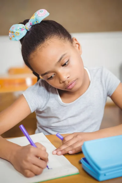 Drukke student werkt aan het werk in klas — Stockfoto