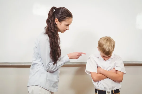 Lehrer bestraft den dreisten Schüler — Stockfoto