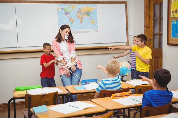 Studenter binda läraren upp — Stockfoto