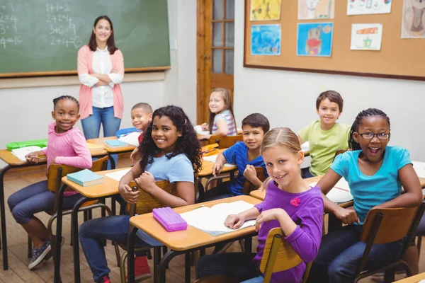 Étudiants et enseignants regardant la caméra — Photo