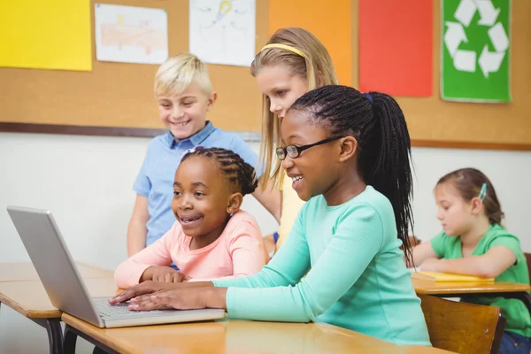 Alunos usando um laptop na classe — Fotografia de Stock