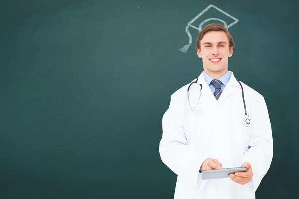 Jovem médico usando tablet pc — Fotografia de Stock