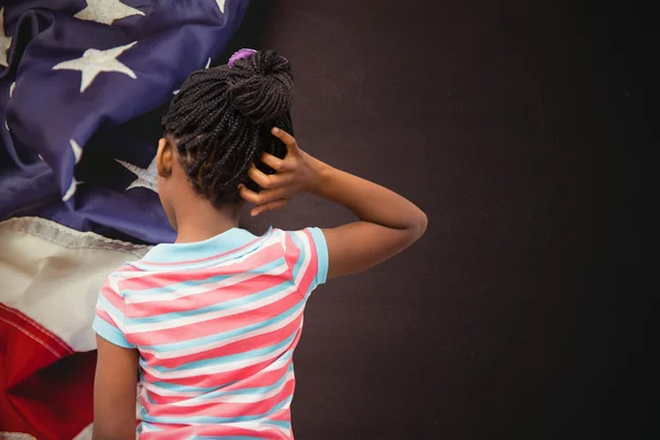 Schüler denken gegen amerikanische Flagge — Stockfoto