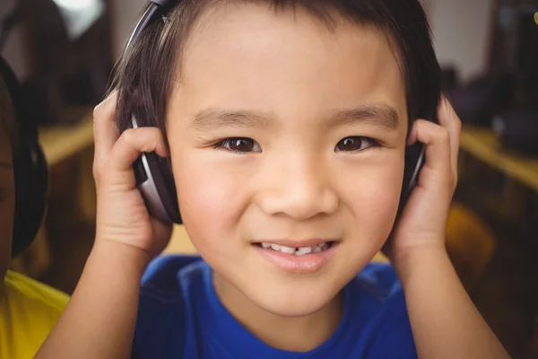 Aluno bonito na classe de computador sorrindo para a câmera — Fotografia de Stock