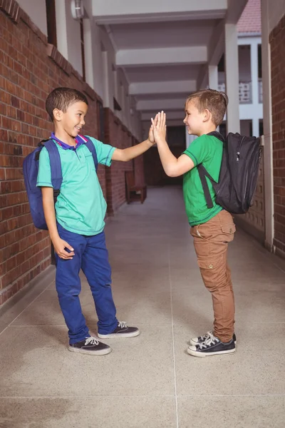 Pupilas dando uns aos outros um alto cinco — Fotografia de Stock
