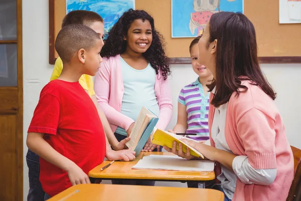 Teacher working with a group of students — Stock Photo, Image
