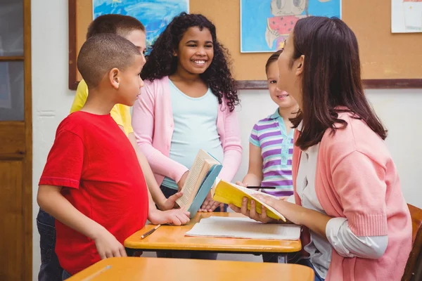 Leraar werken met een groep van studenten — Stockfoto