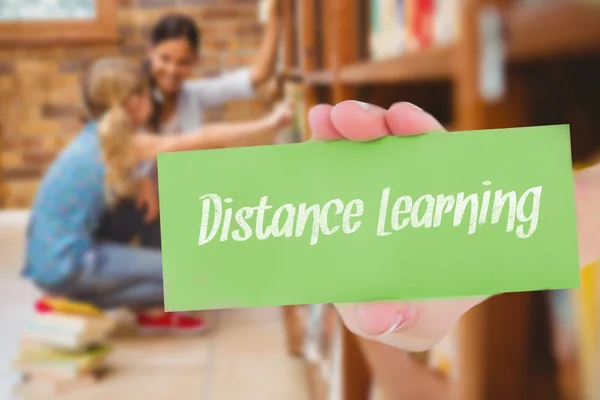 Word distance learning and hand showing card — Stock Photo, Image