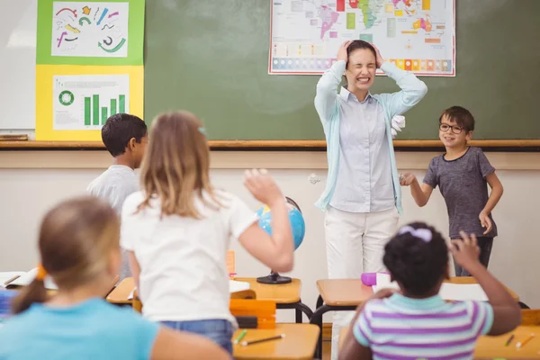 Schüler toben im Klassenzimmer — Stockfoto