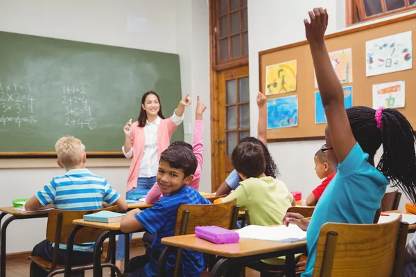 Profesor recibiendo una respuesta de un estudiante —  Fotos de Stock