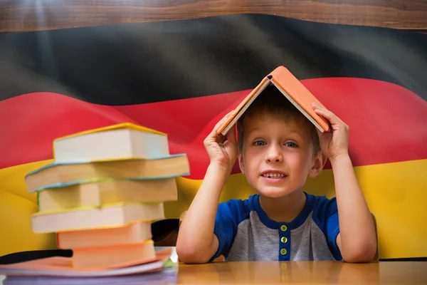 Netter Junge mit Buch auf dem Kopf — Stockfoto