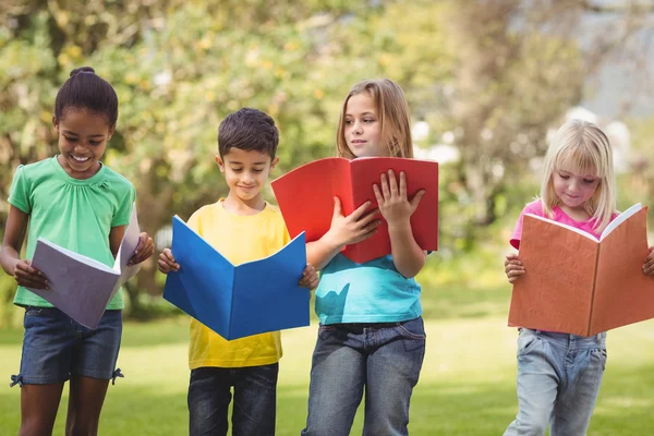 Lachende klasgenoten lezen in blocnotes — Stockfoto