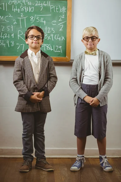 Alumnos sonrientes disfrazados de profesores en un aula —  Fotos de Stock