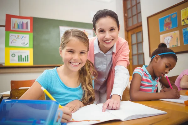 Alumno y profesor sonriendo — Foto de Stock