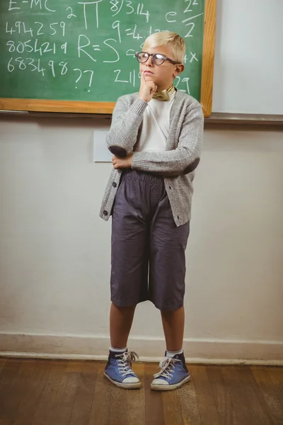 Alumno disfrazado de profesor pensando delante de pizarra — Foto de Stock