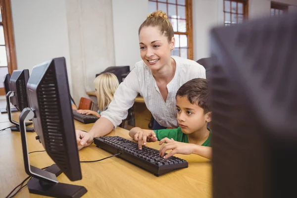 Professor mostrando aluno como usar o computador — Fotografia de Stock