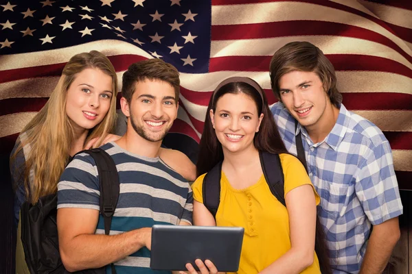 Estudantes usando tablet digital — Fotografia de Stock