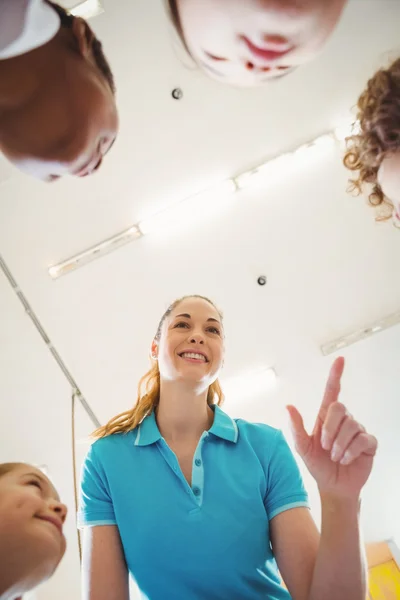 Leraar praten met sommige studenten — Stockfoto