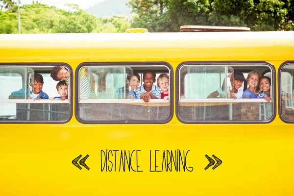 Élèves souriant à la caméra dans le bus scolaire — Photo