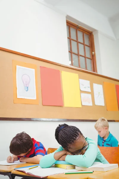 Student in slaap op een bureau — Stockfoto